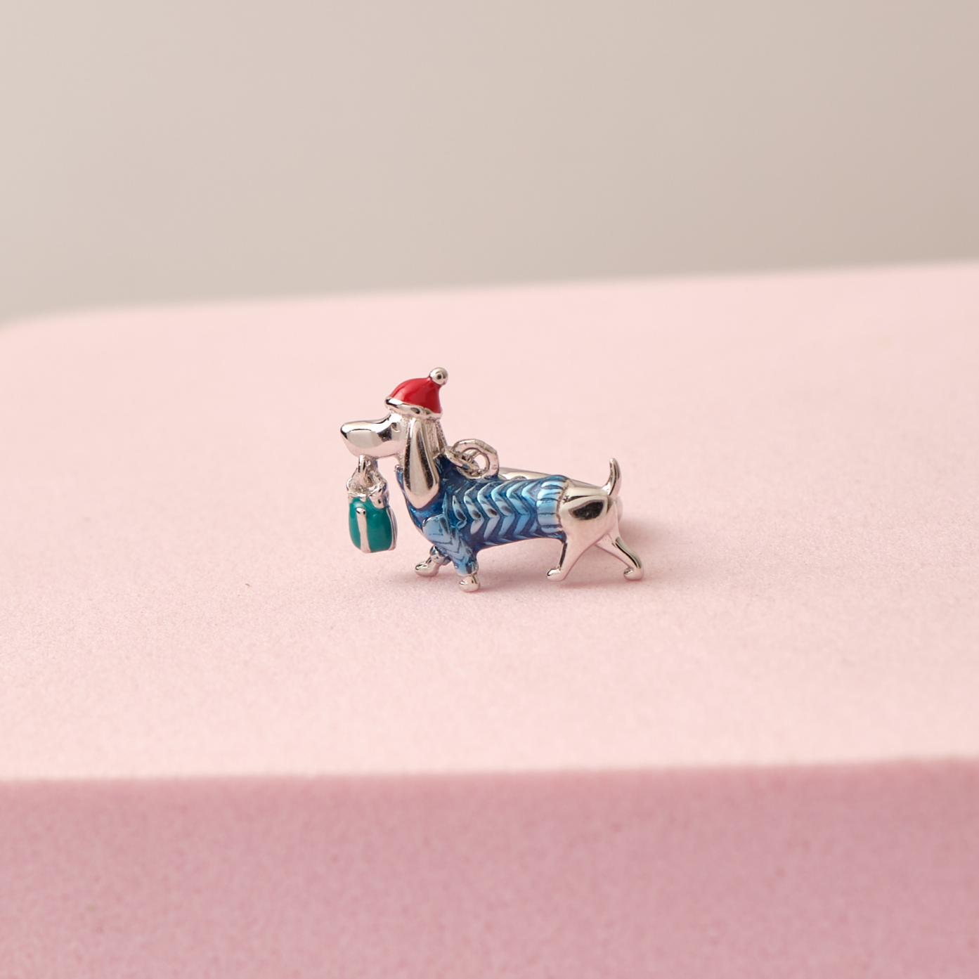 Charm Perrito Salchicha Navideño